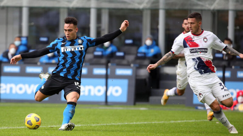 L’Inter dilaga col Crotone e va momentaneamente in testa