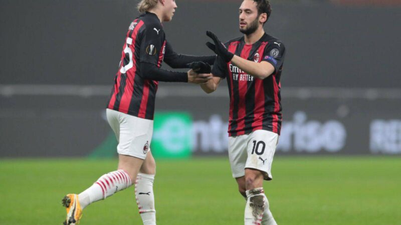 Hauge, senti Calhanoglu: “Non andare in prestito: lavora, lotta e diventerai titolare nel Milan”