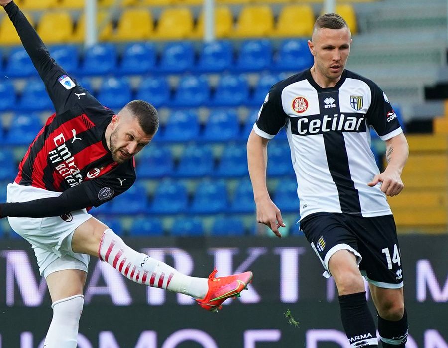 Parma-Milan 1-3: Rebic apre, Leao chiude, Ibra rischia di rovinare tutto. Dal Tardini escono 3 punti d’oro
