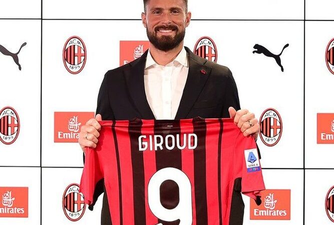 Giroud si presenta: “Il Milan un sogno che diventa realtà. Ziyech gran giocatore. Ibra? Decide Pioli e lo farà per il bene della squadra”