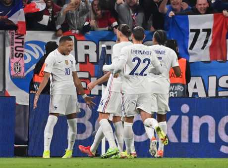 Francia, Rabiot è positivo al Covid: oggi tamponi per Maignan e Theo